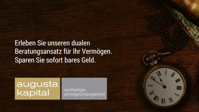 Werbegrafik von Augusta Kapital mit Text über dualen Beratungsansatz und einer Taschenuhr auf einem Holztisch.