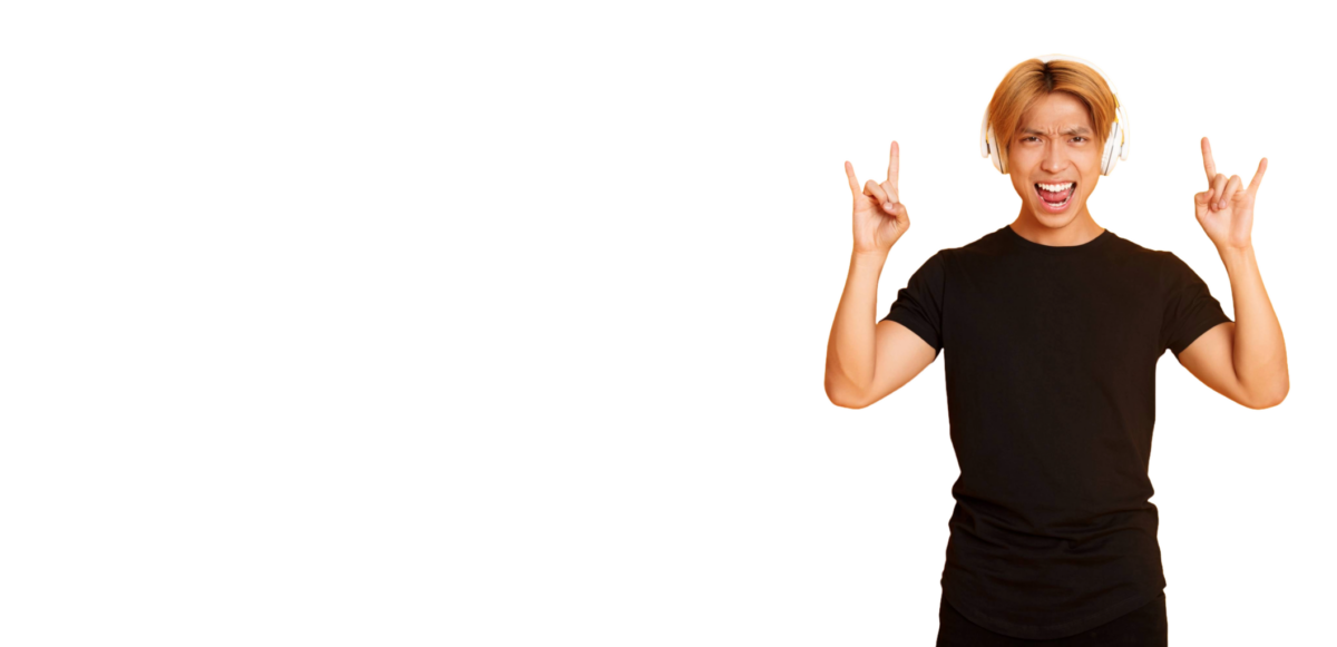 Junge Person zeigt voller Energie die Rock-Geste und trägt Kopfhörer als Symbol für Motivation und Selbstbestimmung, wie sie Augusta Kapital bei Finanzentscheidungen unterstützt