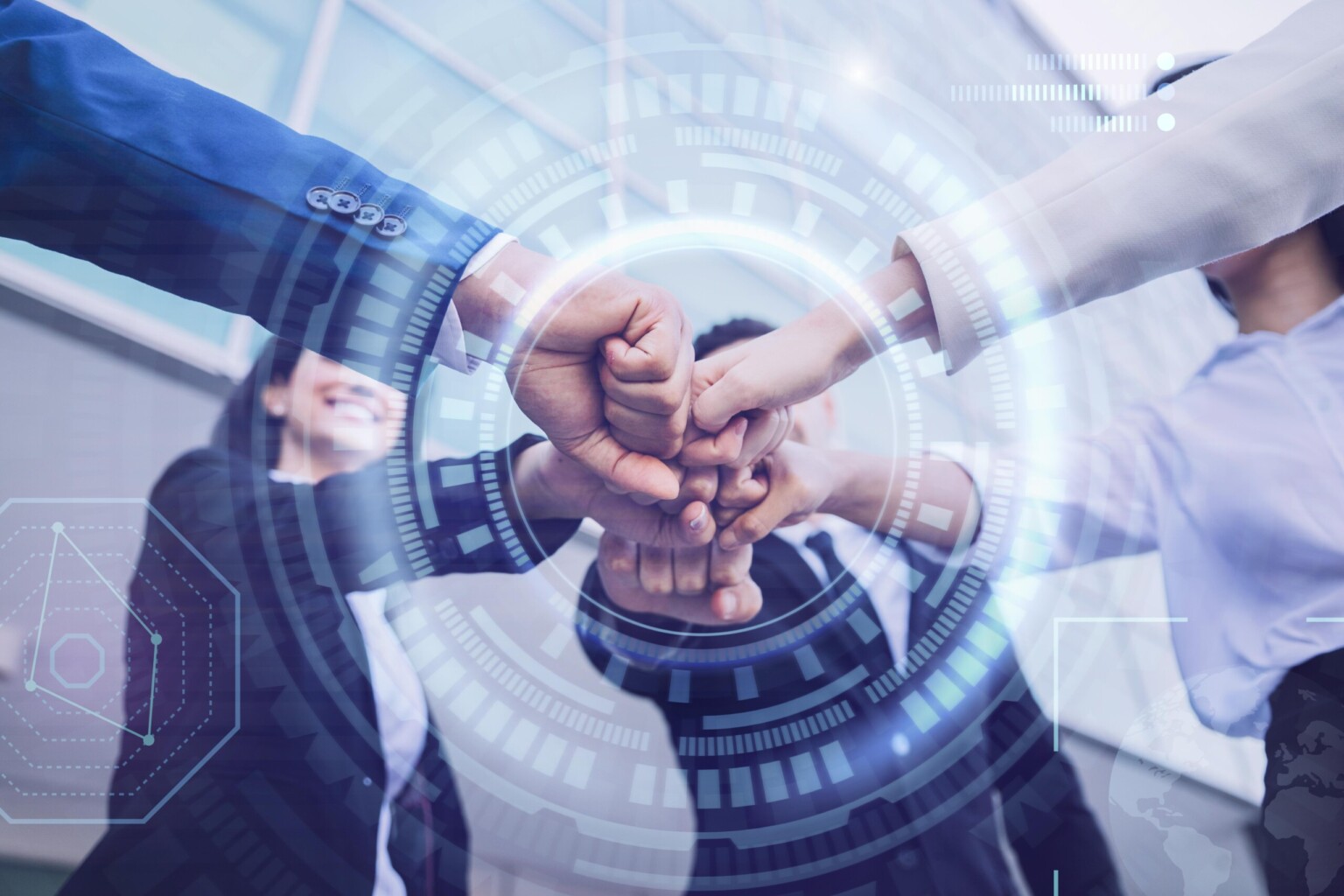 business-concept-with-team-close-up Mehrere Hände liegen übereinander in der Mitte eines leuchtenden, technologischen Kreises, symbolisierend Schutz, Teamwork und Vernetzung. Untertitel: Die Haftpflichtversicherung bietet weltweiten und umfassenden Schut