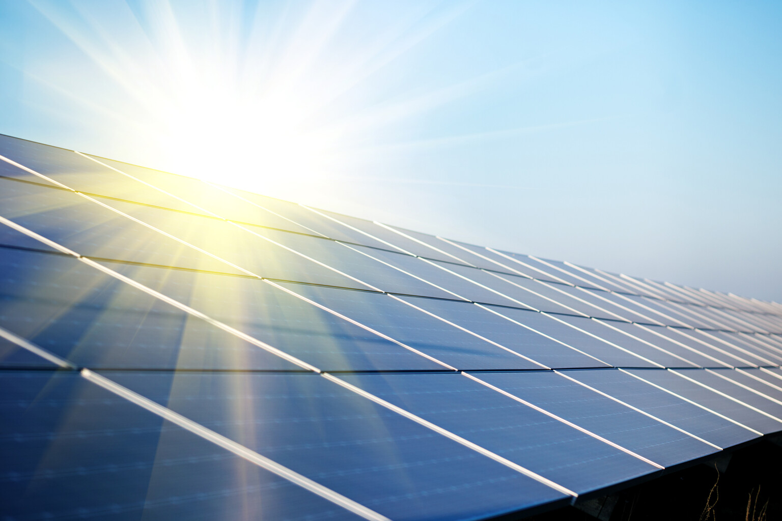 Solaranlage im Sonnenlicht als Symbol für nachhaltige Investitionen und steuerliche Vorteile.