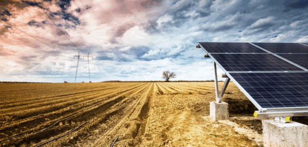 Solarmodul auf einem offenen Feld unter dramatischem Himmel.