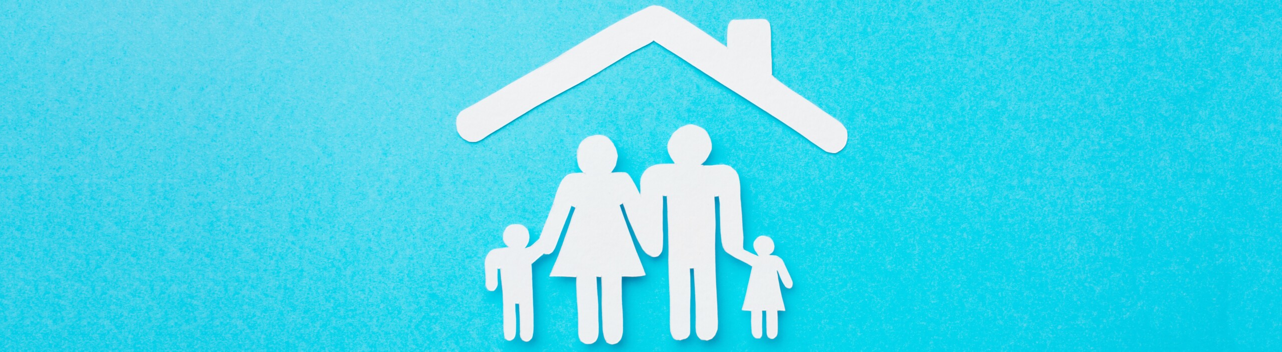 Familien-Symbol unter Hausdach als Darstellung einer Lebensversicherung.